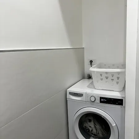 Black Daisy Apartment *